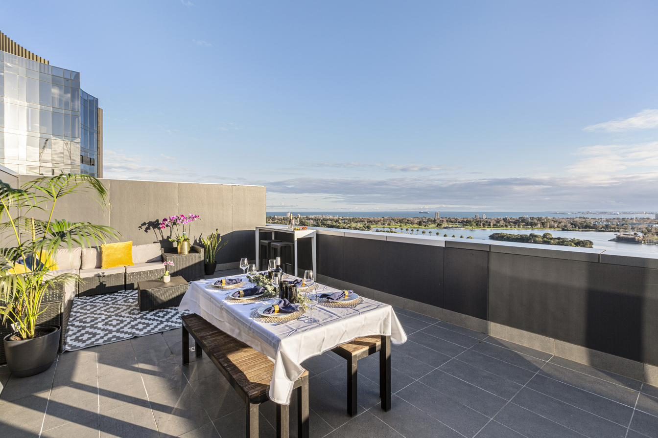 Balcony dining with Albert Park Lake
