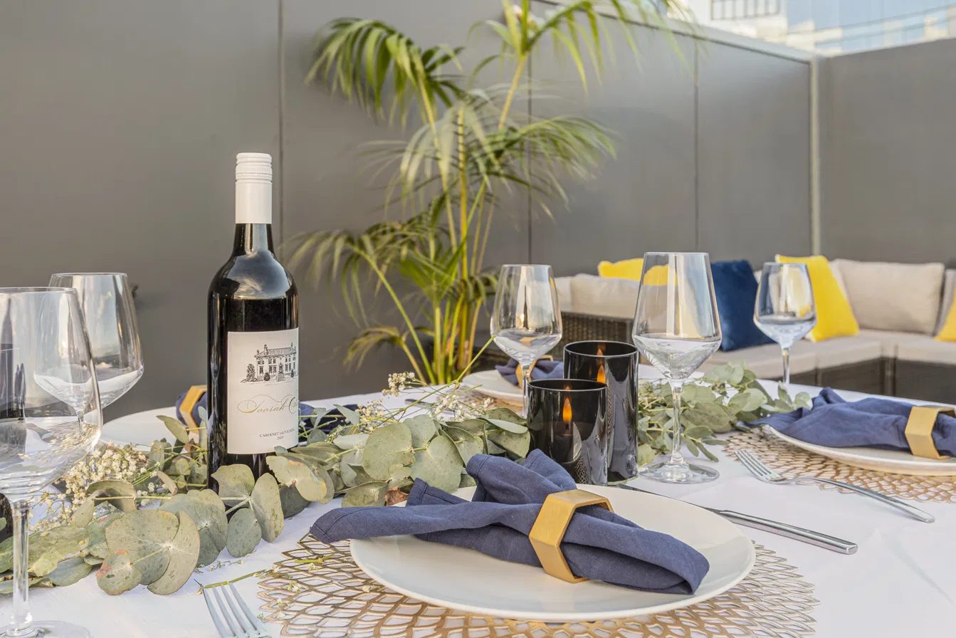 Table setting navy napkins